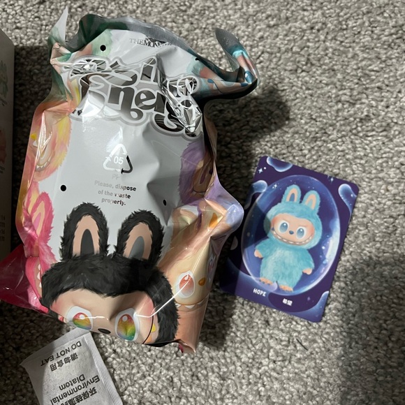 LABUBU AUTHENTIC MONSTERS BIG INTO ENERGY "HOPE" - Picture 2 of 4